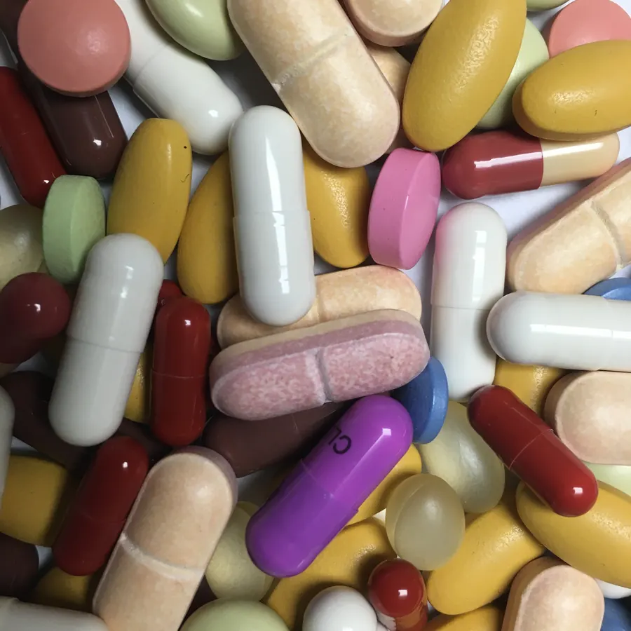 Viele bunte Tabletten und Kapseln durcheinander