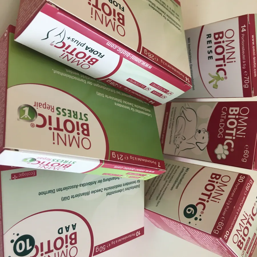 Packungen mit Präparaten für die Darmflora auf einem Tisch