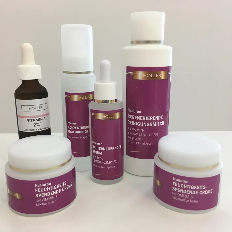 Pflegeprodukte der Hauskosmetik-Linie: Seren, Cremes und Reinigungsmilch