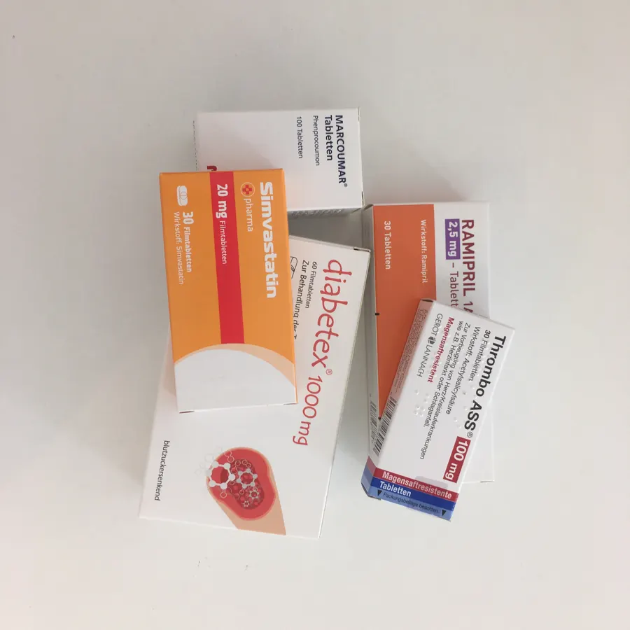 Mehrere Arzneimittelpackungen nebeneinander auf einem Tisch